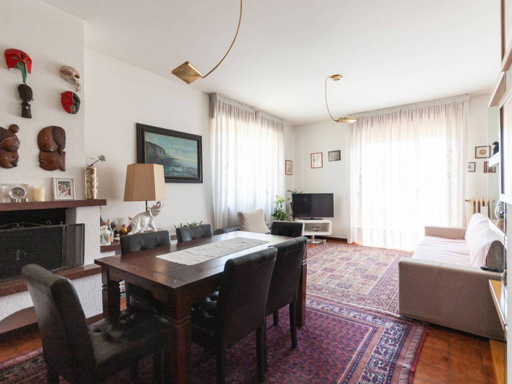 appartamento in vendita a Carugo