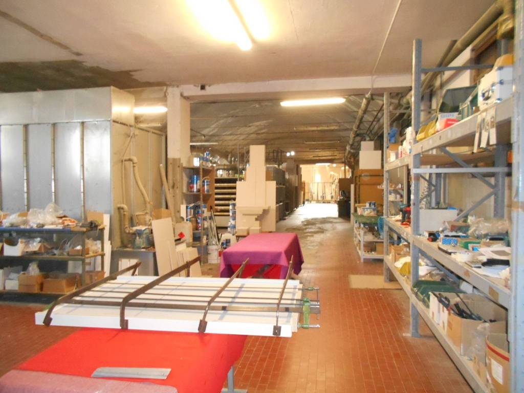 locale commerciale in vendita a Carugo