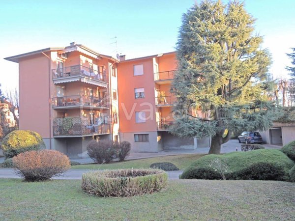appartamento in vendita a Carugo