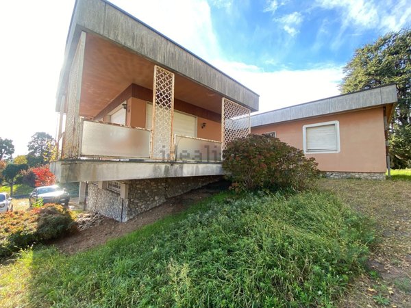 casa indipendente in vendita a Carugo