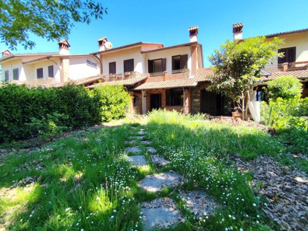 casa indipendente in vendita a Carugo