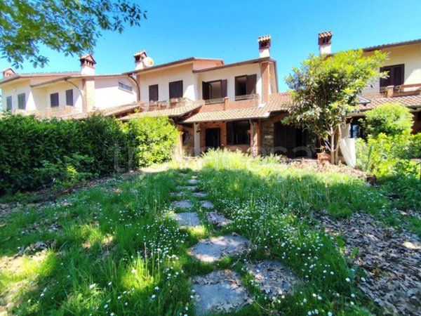 casa indipendente in vendita a Carugo