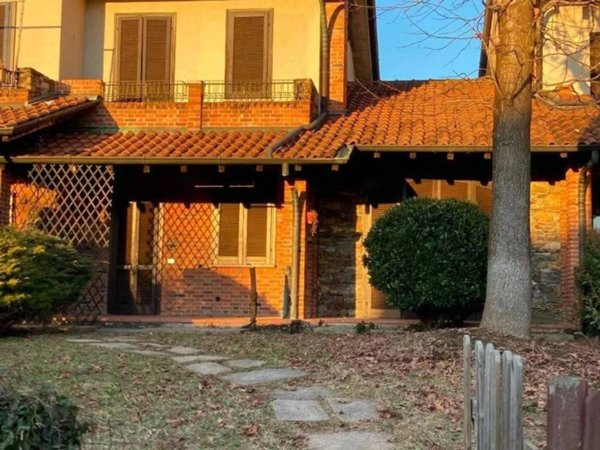 casa indipendente in vendita a Carugo
