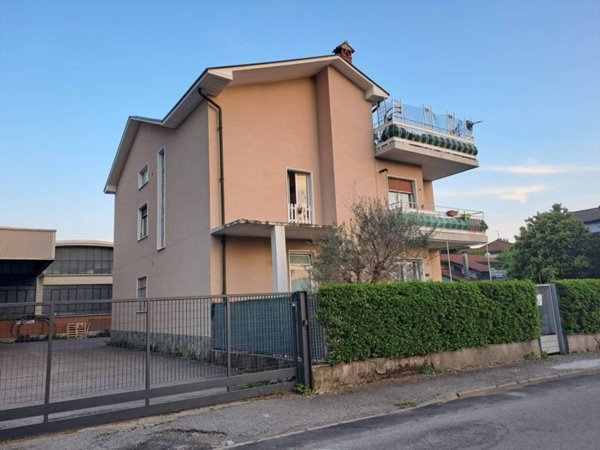 appartamento in vendita a Carugo