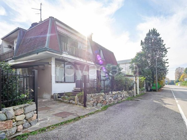 casa indipendente in vendita a Carugo