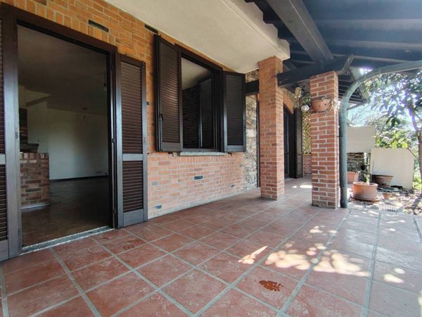 casa indipendente in vendita a Carugo