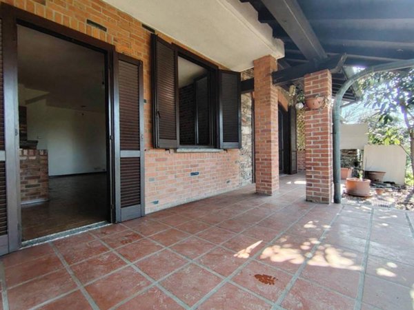 casa indipendente in vendita a Carugo
