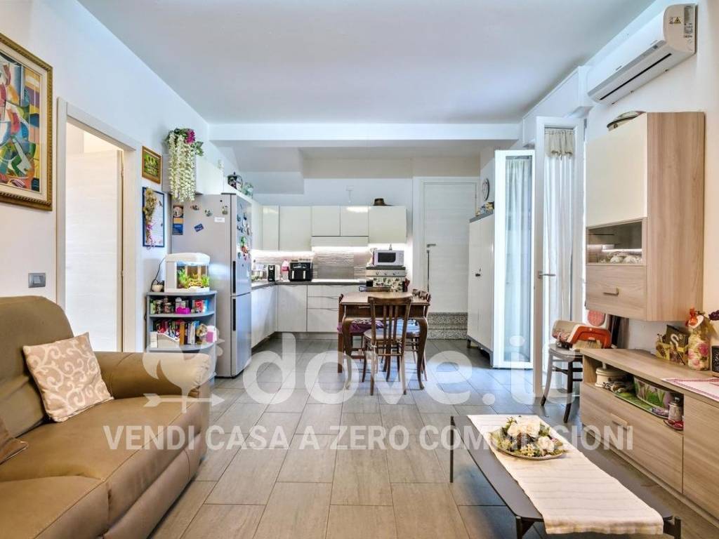 casa indipendente in vendita a Carugo