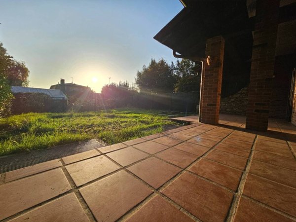 casa indipendente in vendita a Carugo