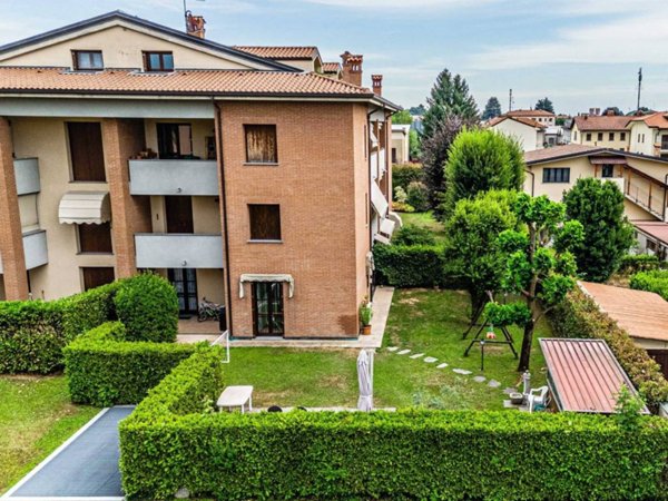 appartamento in vendita a Carugo