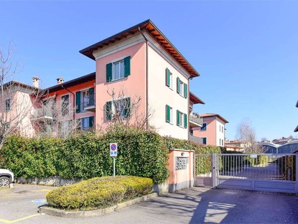 appartamento in vendita a Carugo