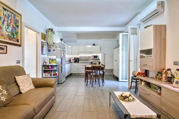casa indipendente in vendita a Carugo