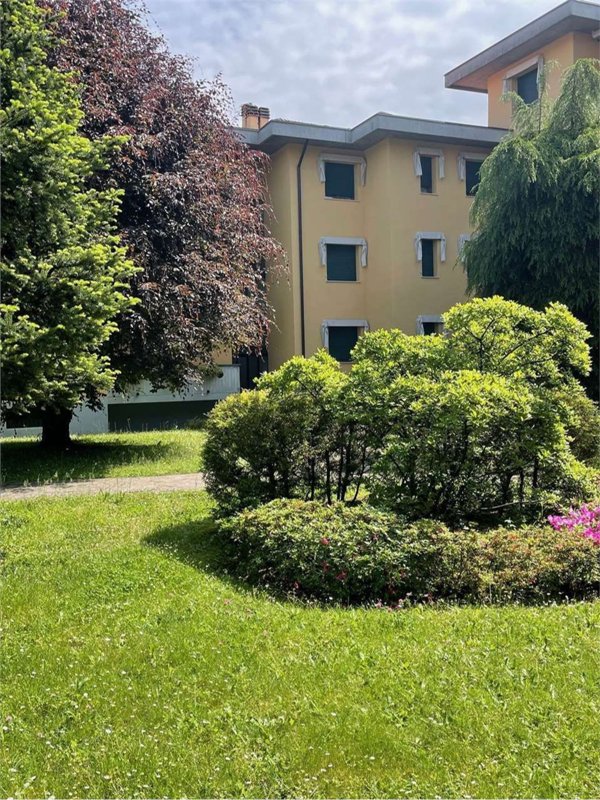 appartamento in vendita a Carugo