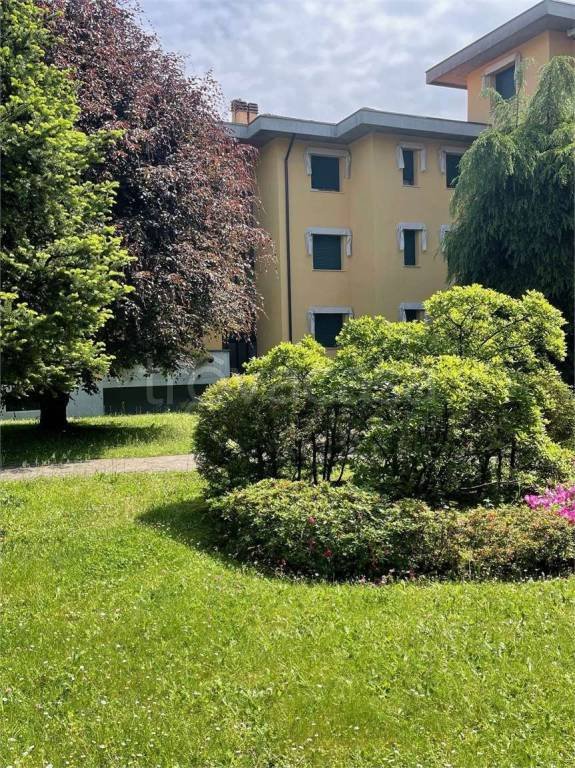 appartamento in vendita a Carugo