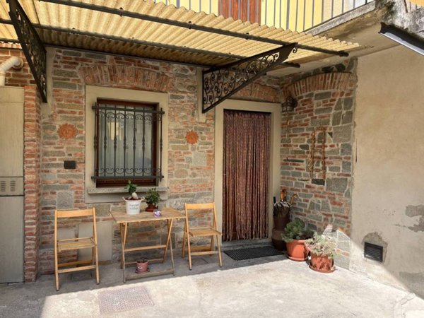 casa indipendente in vendita a Carugo