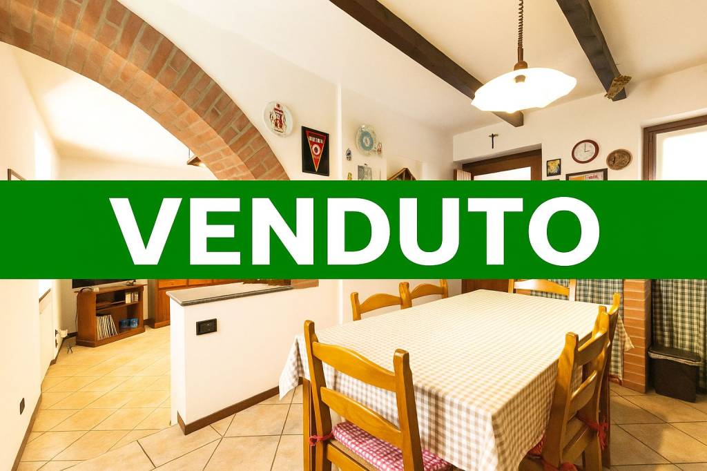 casa indipendente in vendita a Carugo