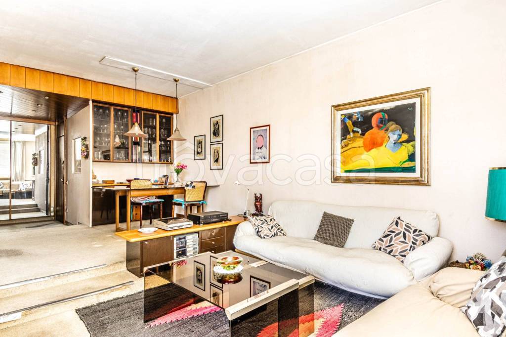 appartamento in vendita a Carugo