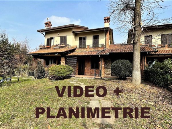 casa indipendente in vendita a Carugo