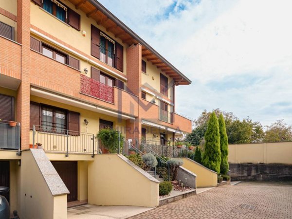 casa indipendente in vendita a Carugo