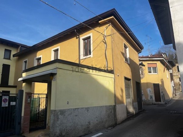 appartamento in vendita a Carugo