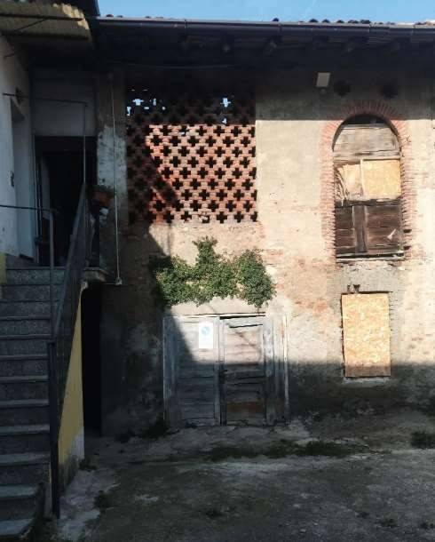 casa indipendente in vendita a Carugo