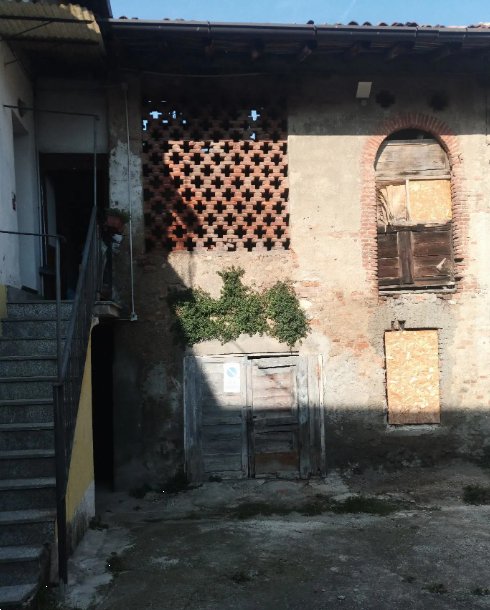 locale di sgombero in vendita a Carugo
