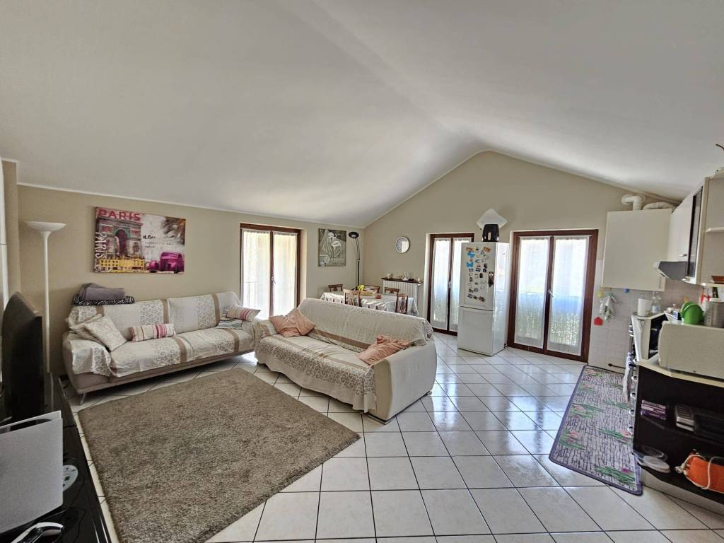 appartamento in vendita a Carugo