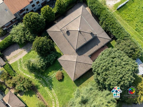 casa indipendente in vendita a Carugo