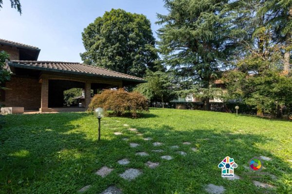 casa indipendente in vendita a Carugo