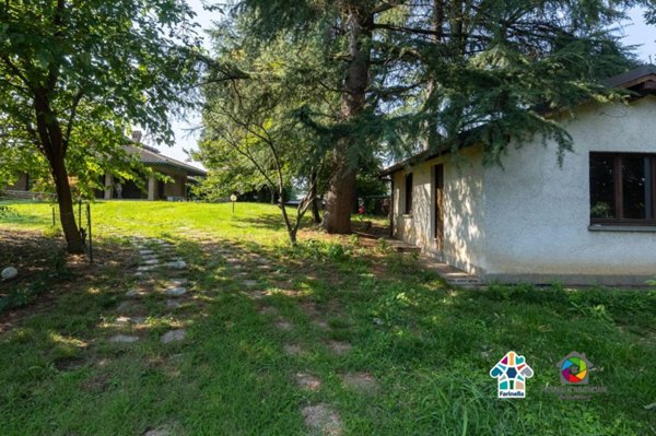 casa indipendente in vendita a Carugo