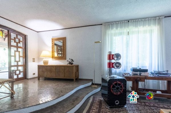 casa indipendente in vendita a Carugo