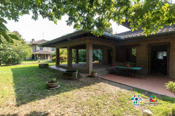 casa indipendente in vendita a Carugo