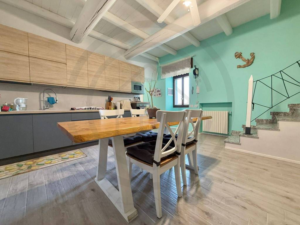 casa indipendente in vendita a Carugo