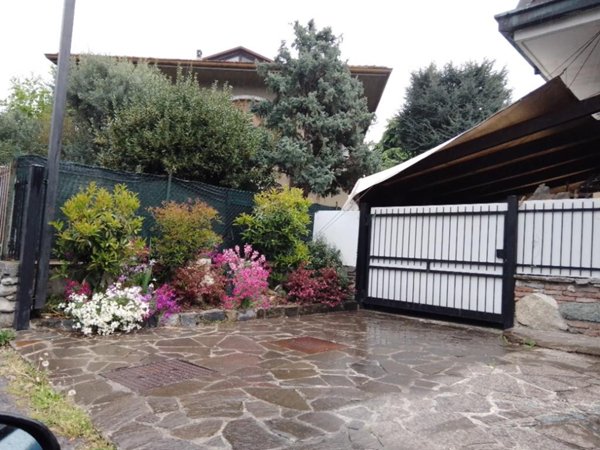 casa indipendente in vendita a Carugo