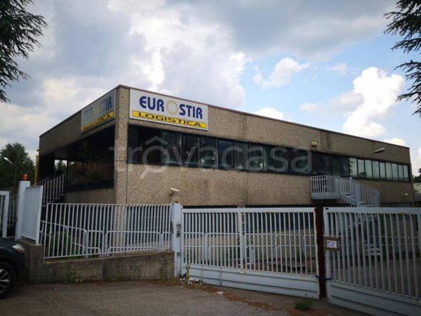 capannone in vendita a Carugo