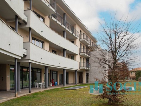 negozio in vendita a Carugo