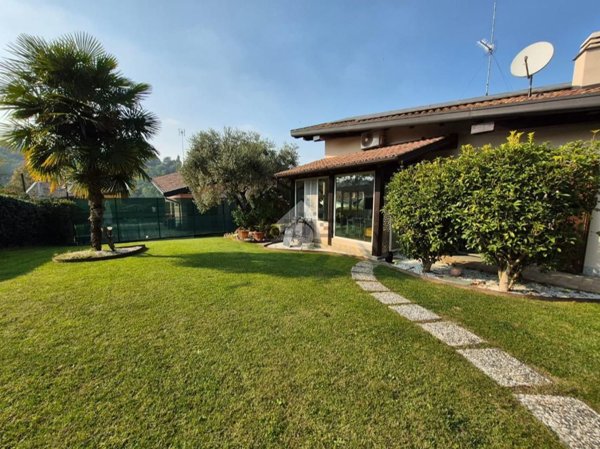 casa indipendente in vendita a Carugo