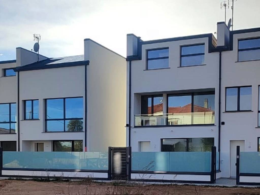 casa indipendente in vendita a Carugo