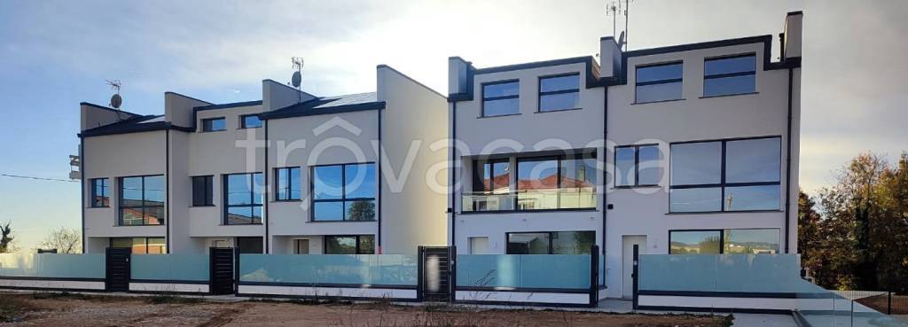 casa indipendente in vendita a Carugo