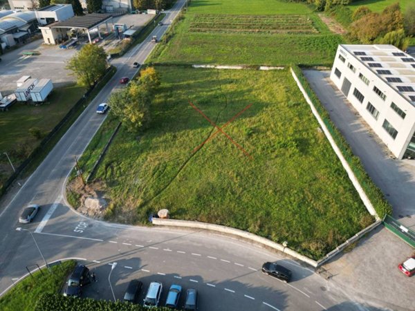 terreno edificabile in vendita a Carugo