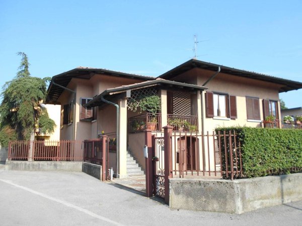 casa indipendente in vendita a Carugo