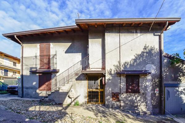 casa indipendente in vendita a Carugo