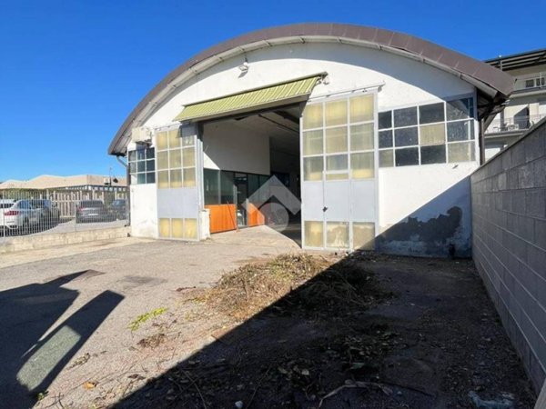 locale commerciale in affitto a Carugo