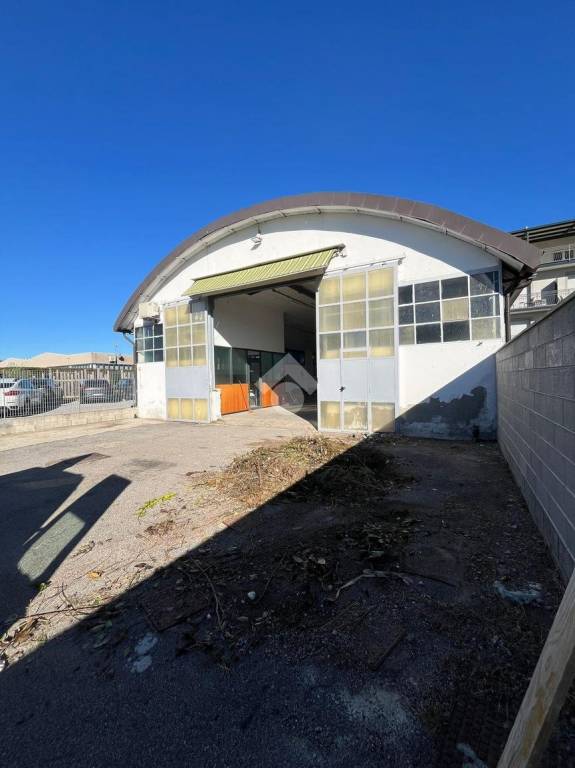 locale commerciale in affitto a Carugo