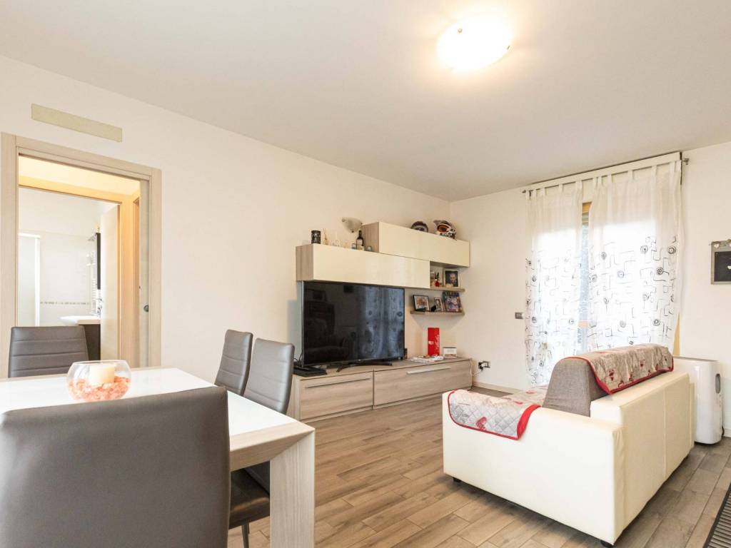 appartamento in vendita a Carugo