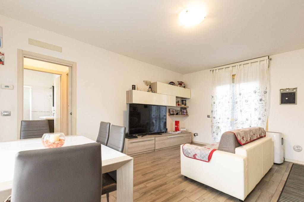 appartamento in vendita a Carugo