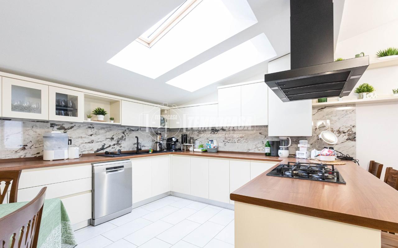 appartamento in vendita a Carugo