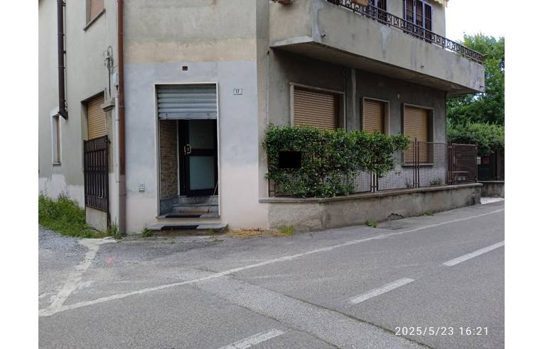 negozio in vendita a Carugo