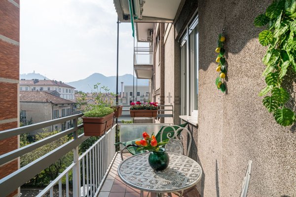 appartamento in vendita a Carugo