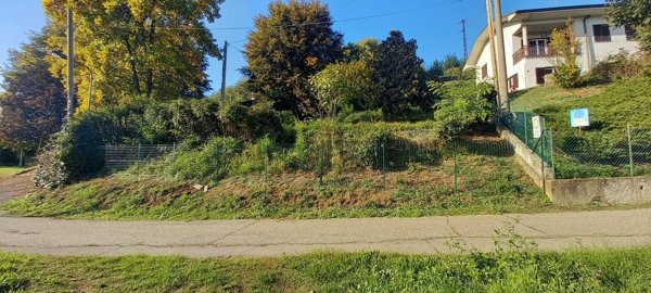 terreno edificabile in vendita a Carugo